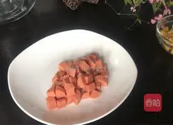 Illustration of how to make fried diced ham with colorful vegetables 2