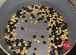 Illustration of how to make black bean milk 1