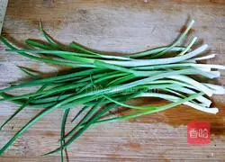 Illustration of how to make green onion rolls 7