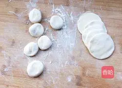 Illustration of how to make steamed dumplings with loofah and meat filling 4