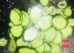 Illustration of how to make delicious cucumber and egg soup 3