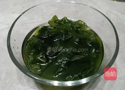 Illustration of how to make wakame tofu soup 1