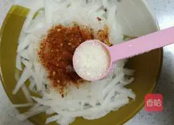 Illustration of how to make spicy and sour shredded radish 4