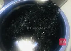 Illustration of how to make seaweed and egg drop soup 1