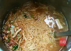 Illustration of how to make spicy bean sprouts and meat noodles 11