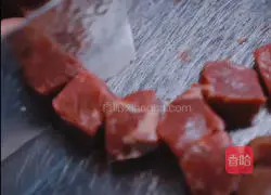 Illustration of how to make golden garlic beef cubes 2