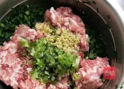 Illustration of how to make leek and pork dumplings 7