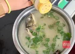 Illustration of how to make braised crucian carp 13