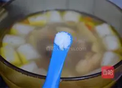 Illustration of how to stew bamboo fungus with chicken soup 12