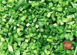 Illustration of how to make leek, egg and shrimp dumplings 5