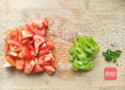 Illustration of how to make tomato, egg and pepper noodle soup 3