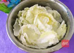 Chinese cabbage and fresh shrimps Illustration of how to make soup 3