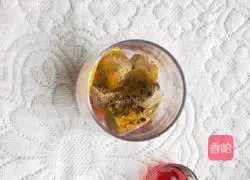 Illustration of how to make two-color cranberry ice drink 3