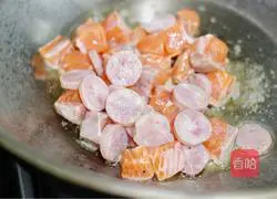 Illustration of how to make black pepper salmon pasta 11