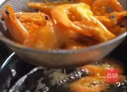 Illustration of how to make rich ingot fried shrimp 4