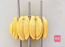 Illustration of how to make pumpkin puree flower rolls 8