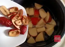 Illustration of how to make wolfberry, apple, tremella and red date syrup 8