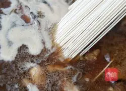 Illustration of how to make shredded mushroom and chicken noodles 16