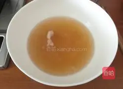 Illustration of how to make shredded pork noodles with pickled vegetables 11