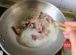 Illustration of how to make fried duck with celery 2