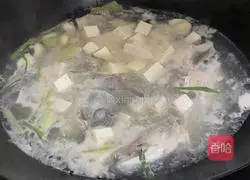 Illustration of how to make fish head and tofu soup 8