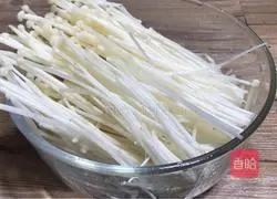 Illustration of how to make beef slices in sour soup 3