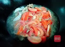 Tomato crucian carp soup Practice illustration 6