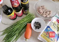 Illustration of how to make leek and fresh meat wontons 1