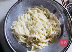 Illustration of how to make Chongqing flavored fried noodles 2