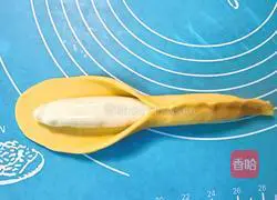Illustration of how to make imitation banana steamed buns 9