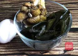  Illustration of how to make wolfberry kelp and egg soup 1