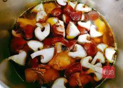 Illustration of how to make melon and mushroom chicken soup 13