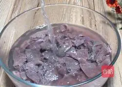 Illustration of how to make loofah and pork liver soup 1