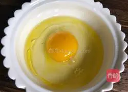 Illustration of how to make steamed eggs with longan and wolfberry 4