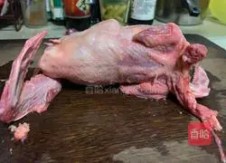 Illustration of how to make red dates and pigeon soup 1