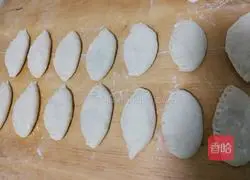 ??Illustration of how to make three fresh chives box for New Year's Eve dinner 2