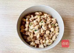 Illustration of how to stir-fry diced chicken with king oyster mushroom 6