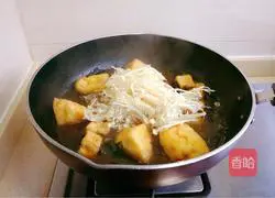 Illustration of how to soak oxtail skirt, enoki mushrooms and beans in soup 6