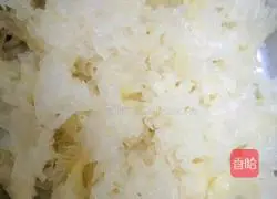 Illustration of how to make apple, tremella, red dates and wolfberry soup 4