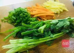 Illustration of how to make spicy and sour chicken feet in summer 3