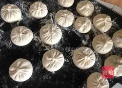 Illustration of how to make onion and pork buns 19