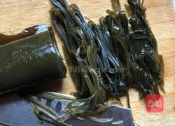 Illustration of how to make cold kelp shreds 3