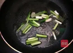 Illustration of how to make noodles with scallion oil 3