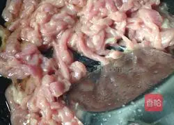 How to stir-fry shredded pork with peppers Illustration 5