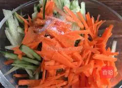 Illustration of how to make carrot and cucumber chicken cake 1