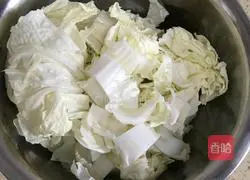 Illustration of how to make sliced meat, cabbage and tofu in soup 1