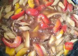 Illustration of how to make king oyster mushroom shredded pork and double pepper hand-rolled noodles 5