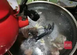 Illustration of how to make ginseng, cordyceps, snails, carrots and black-bone chicken soup 4