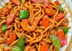 Illustration of how to make black pepper, shrimp, ham and udon noodles 6