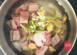 Illustration of how to make pork ribs and corn soup in an earthen pot 4